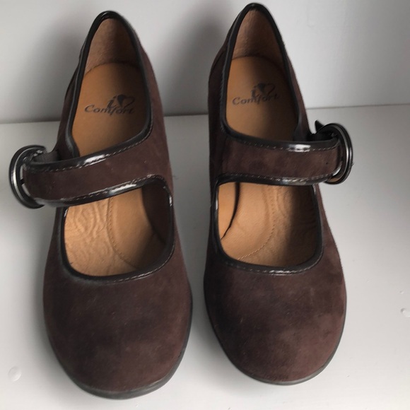 Brown Suede heels by Icomfort - Picture 1 of 6